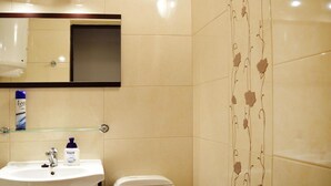 Ein Badezimmer mit Waschbecken, Spiegel und Toilette.