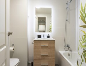 Apartment | Bathroom | Towels - Faro's Arroyo de la Miel Apartment in Malaga (Benalmádena)