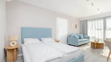 Tabla de planchar con plancha, cuna de viaje, wifi y ropa de cama