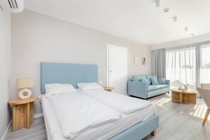 Iron/ironing board, travel crib, WiFi, bed sheets