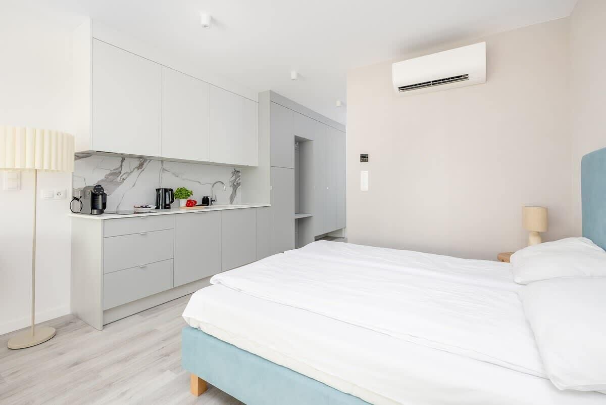 Iron/ironing board, travel crib, WiFi, bed sheets
