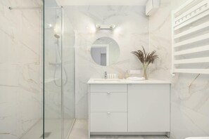 Douche, sèche-cheveux, serviettes fournies, shampoing