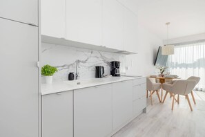 Kühlschrank, Mikrowelle, Herdplatte, Geschirrspüler