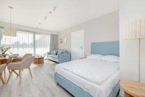 Tabla de planchar con plancha, wifi y ropa de cama 