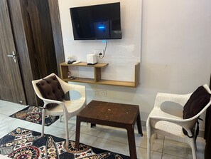 Deluxe Double Room | Desk, free WiFi, bed sheets