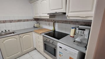 Frigorífico, microondas, horno y placa de cocina