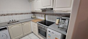 Een koelkast, een magnetron, een oven, een kookplaat