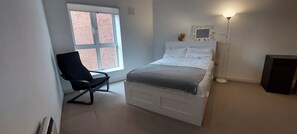 2 slaapkamers, een strijkplank/strijkijzer, internet, beddengoed