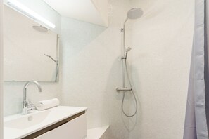 Douche, séchoir à cheveux