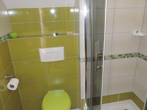 Apartment | Bathroom - Holiday Home in Dziwnowek Near Beach (Dziwnów)