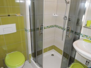 Apartment | Bathroom - Holiday Home in Dziwnowek Near Clean Beach (Dziwnów)