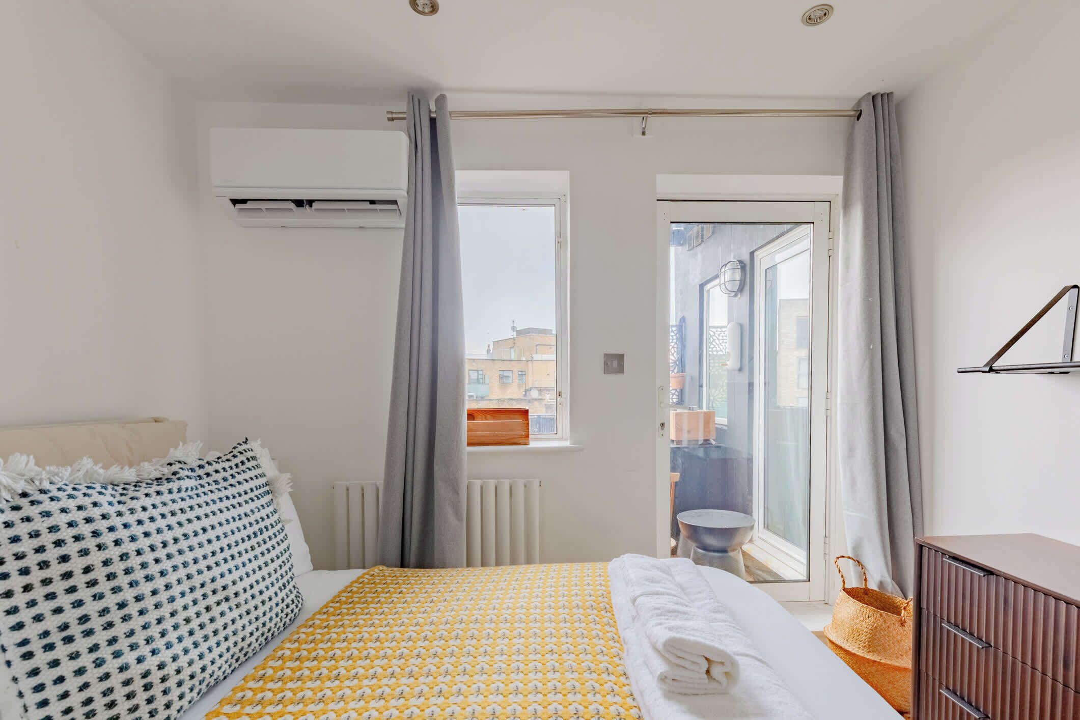 2 bedrooms, iron/ironing board, Internet, bed sheets