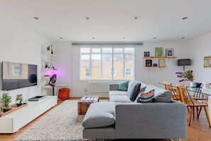 TV - Contemporary 2BD Flat with Balcony, Shoreditch (Greater London)