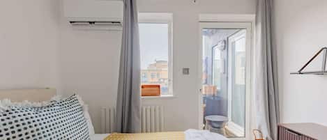2 bedrooms, iron/ironing board, Internet, bed sheets