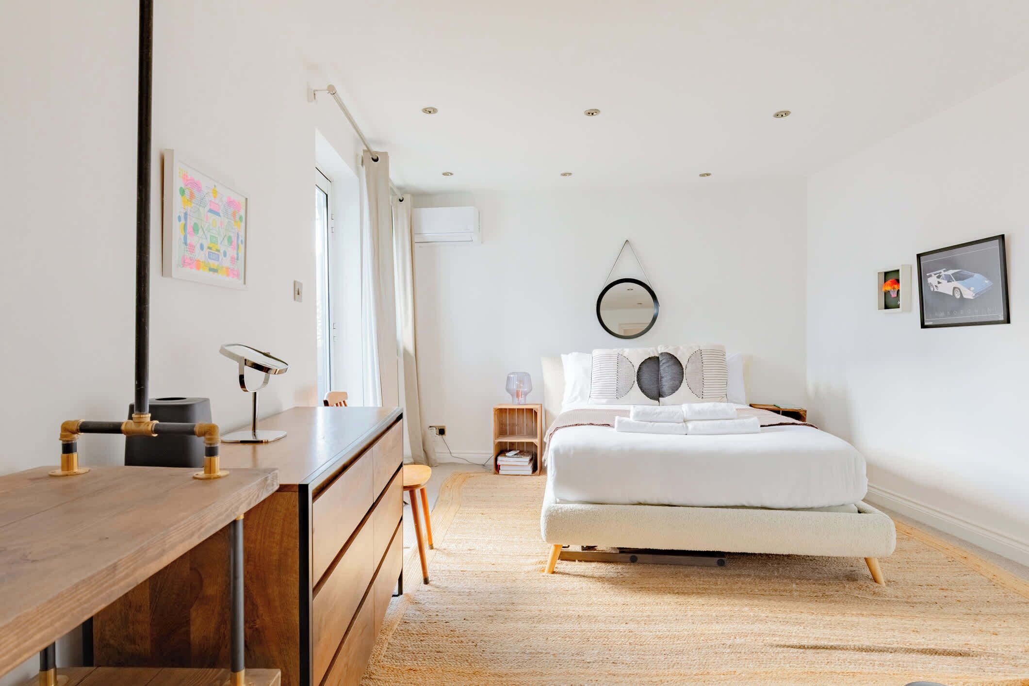 2 bedrooms, iron/ironing board, internet, bed sheets