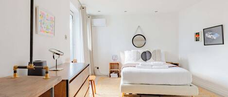 2 bedrooms, iron/ironing board, internet, bed sheets