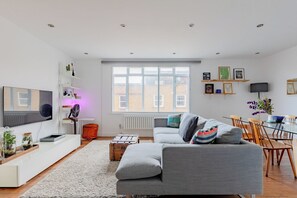 Living area - Contemporary 2BD Flat with Balcony, Shoreditch (Greater London)
