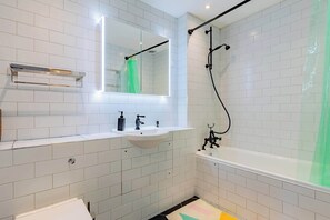 Shower - Contemporary 2BD Flat with Balcony, Shoreditch (Greater London)