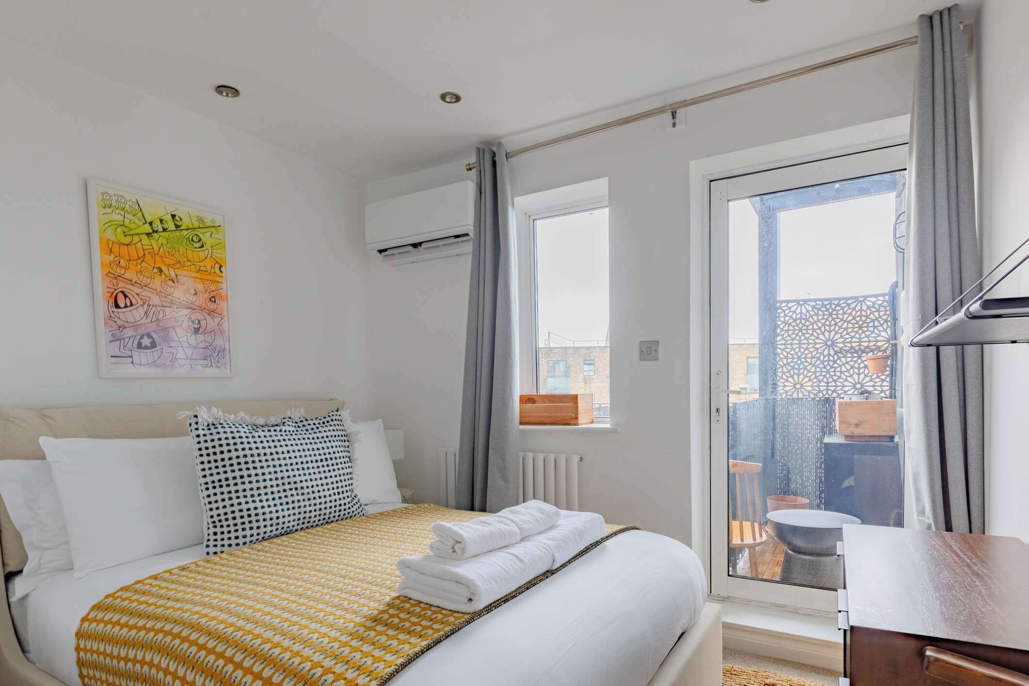 2 bedrooms, iron/ironing board, internet, bed sheets