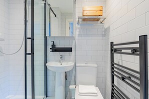 Bathroom - Contemporary 2BD Flat with Balcony, Shoreditch (Greater London)