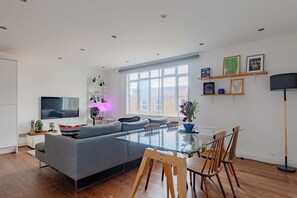 TV - Contemporary 2BD Flat with Balcony, Shoreditch (Greater London)
