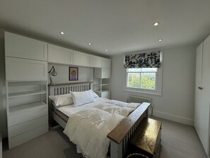 1 bedroom, iron/ironing board, WiFi, bed sheets - Stunningly Vibrant 1BD Flat, Lower Clapton (Greater London)