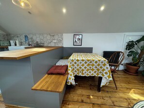Dining - Stunningly Vibrant 1BD Flat, Lower Clapton (Greater London)