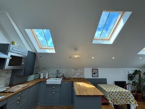 ثلاجة، ميكروويف، فرن، موقد طهي مسطح