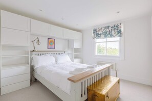 1 slaapkamer, een strijkplank/strijkijzer, wifi, beddengoed
