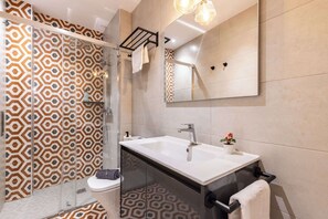 Shower, hair dryer, towels, shampoo