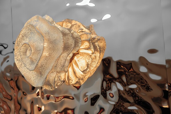 Une sculpture décorative en verre, aux formes abstraites et à la surface réfléchissante.
