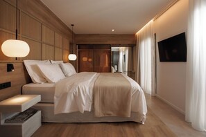 Cedar Forest Suite | Private Pool | Naxos Town View | ミニバー、セーフティボックス (室内)、デスク、防音設備