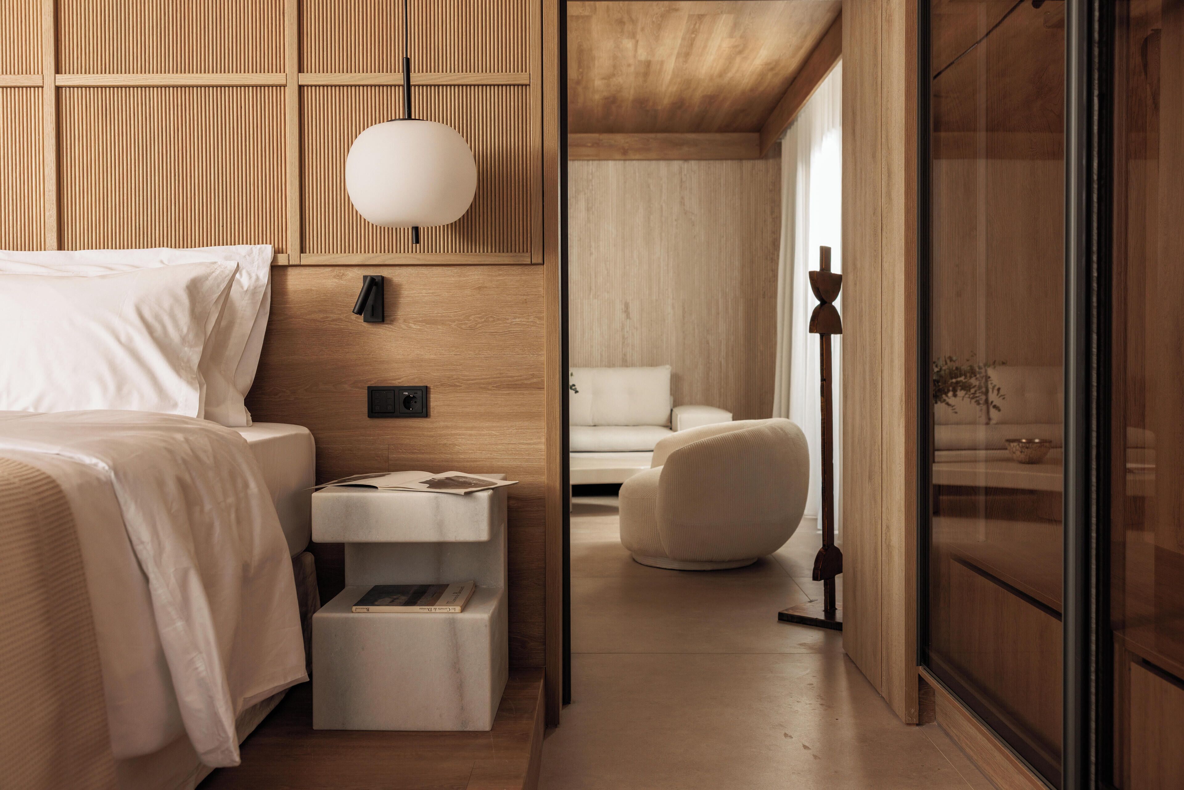 Cedar Forest Suite | Private Pool | Naxos Town View | ميني بار وخزنة داخل الغرفة ومكتب وتجهيزات عازلة للصوت