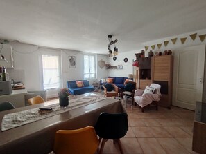 Living area - Proche de Tours en Voiture, Studio Plein Pied Avec Cour Privée, Animaux Acceptés (Fondettes)