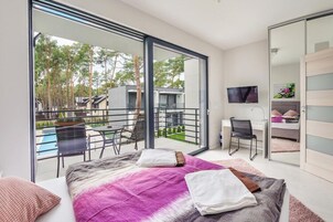 2 habitaciones y tabla de planchar con plancha 