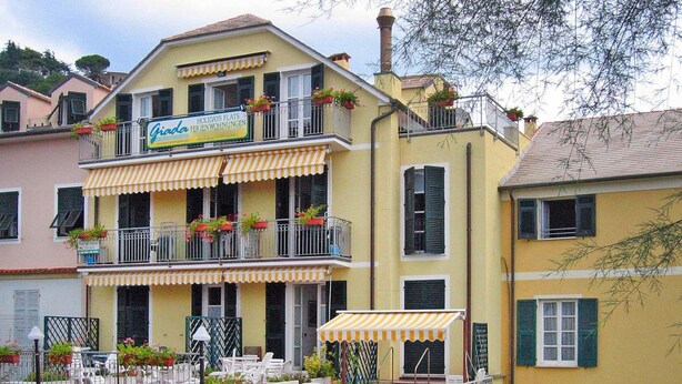A yellow building with a sign reading "Giada" and a balcony with potted plants. - Apartment in Mongelia (Moneglia)