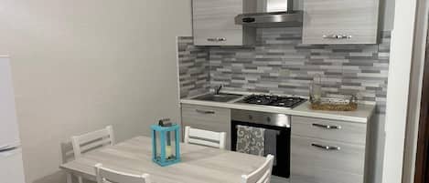 Appartement | Cuisine privée | Bouilloire électrique, grille-pain
