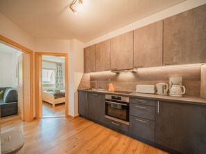 Appartement | Cuisine privée | Bouilloire électrique, chaise haute