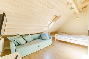 Casa | 2 habitaciones, muebles diferentes y tabla de planchar con plancha 