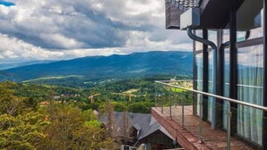 A modern building with large windows overlooking a mountainous landscape. - Apartment With a View, Pool, Szklarska Poreba (Szklarska Poreba)