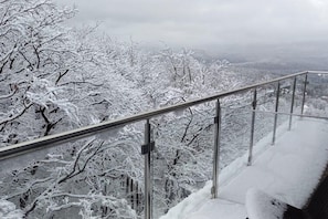 A snow-covered landscape with a metal railing. - Apartment With a View, Pool, Szklarska Poreba (Szklarska Poreba)
