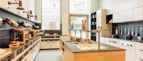 Petit déjeuner buffet (18 EUR par personne)