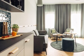 防敏寢具、房內夾萬、免費 Wi-Fi、床單