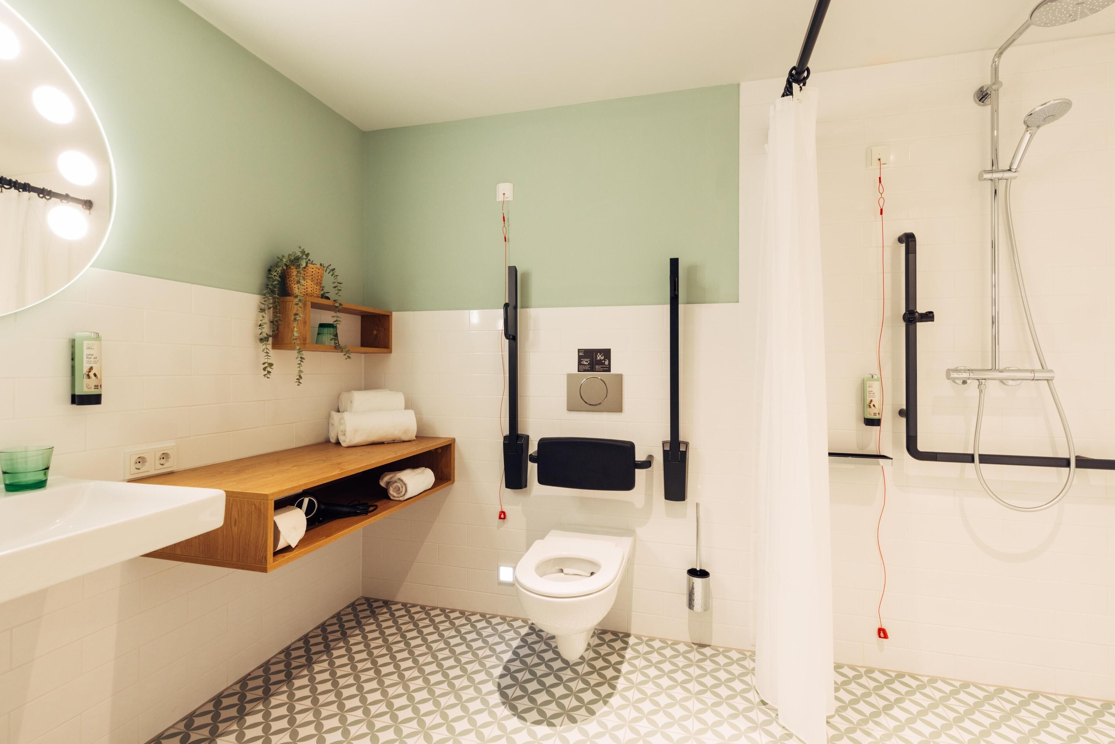 Une salle de bain moderne équipée de toilettes, d’un lavabo et d’une douche.