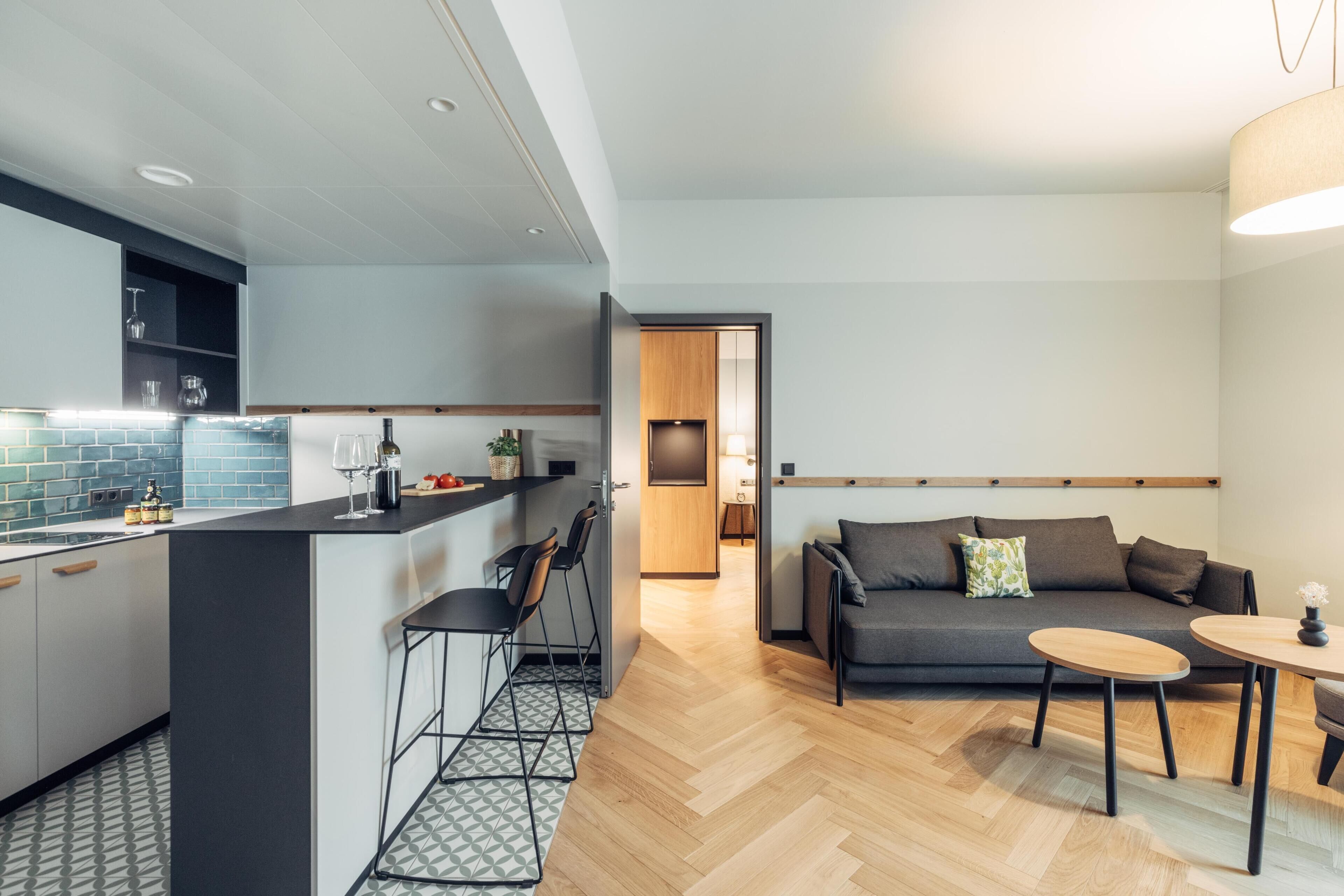 Un appartement moderne comprenant une cuisine, un coin repas et un salon.