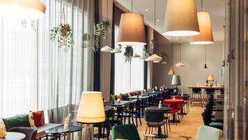 Tägliches Frühstücksbuffet (18 EUR pro Person)