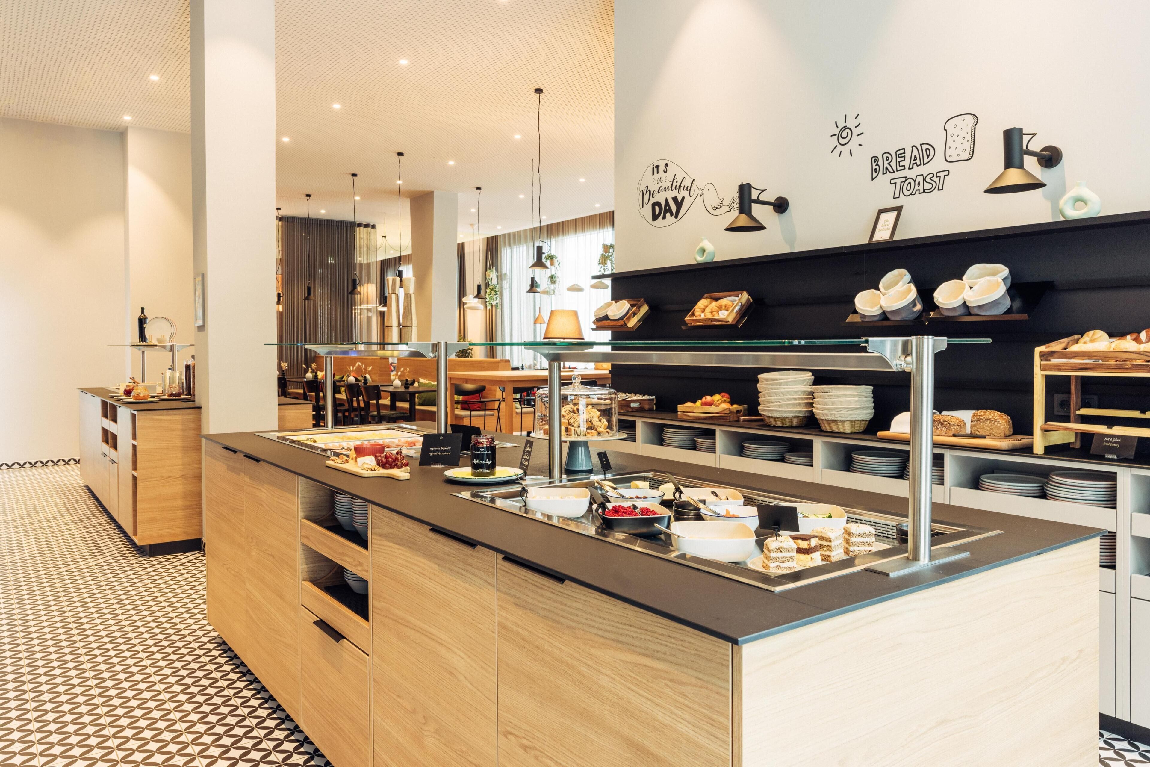 Una barra de desayuno moderna con diversas opciones de comida y una pared con un letrero que dice 'Bread Toast'.