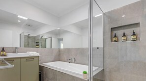 Shower, hair dryer, towels - Marina Views (Moama)