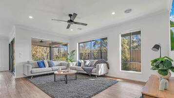 Fernseher, DVD-Player, Bücher, Arbeitsbereiche