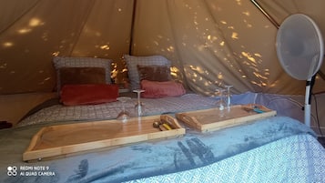1 bedroom, bed sheets